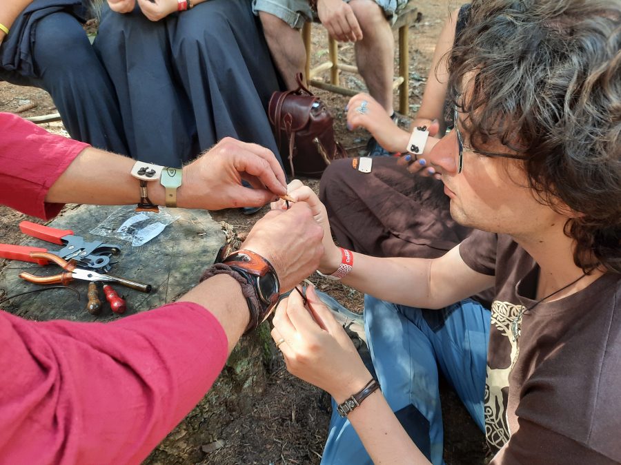 Celtica Valle d'Aosta: making a leather bracelet with Tres Lunas