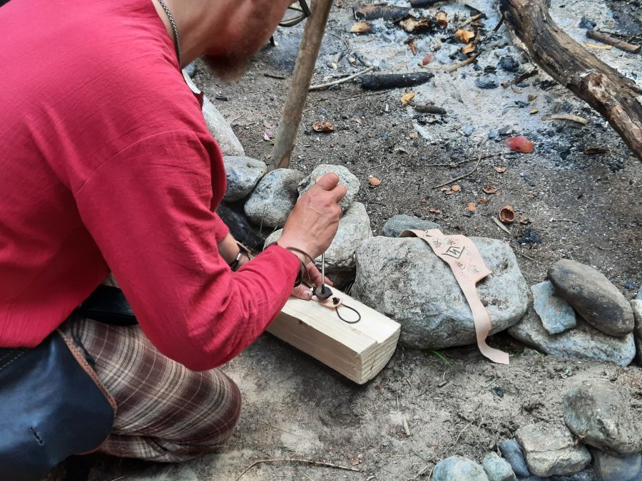 Celtica Valle d'Aosta: making a leather bracelet with Tres Lunas