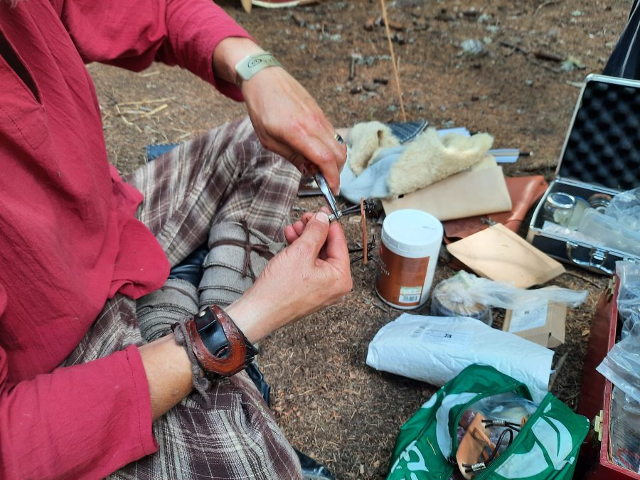 Celtica Valle d'Aosta: making a leather bracelet with Tres Lunas