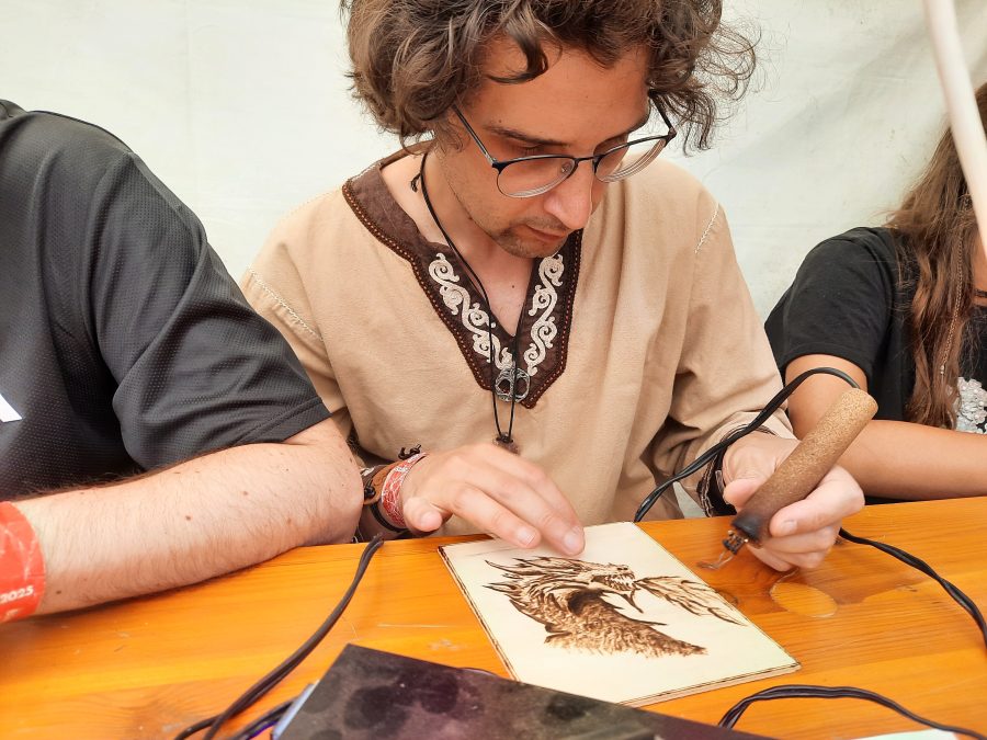 Celtica Valle d'Aosta: pyrography on wood with Marco Barzaghi of BarzaDeLegn